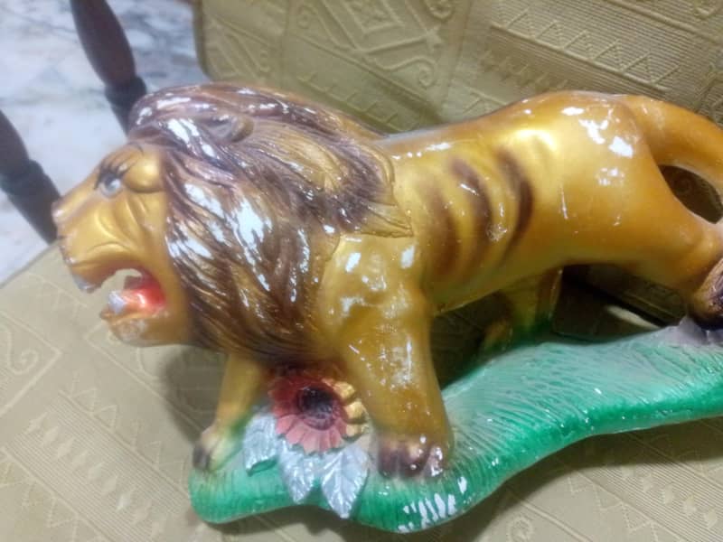 lion . 0