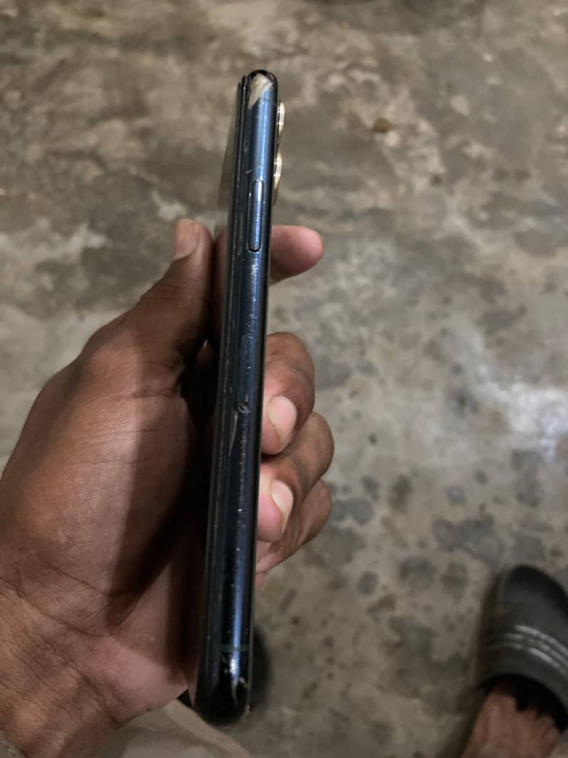 Apple iPhone 11 Pro 4