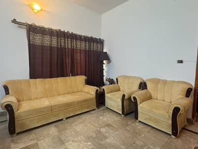 5 seater, Cream Color velvet sofa set