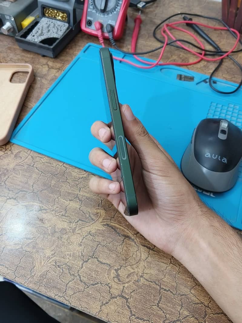 Apple iPhone 13 2
