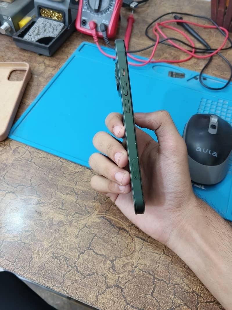 Apple iPhone 13 5