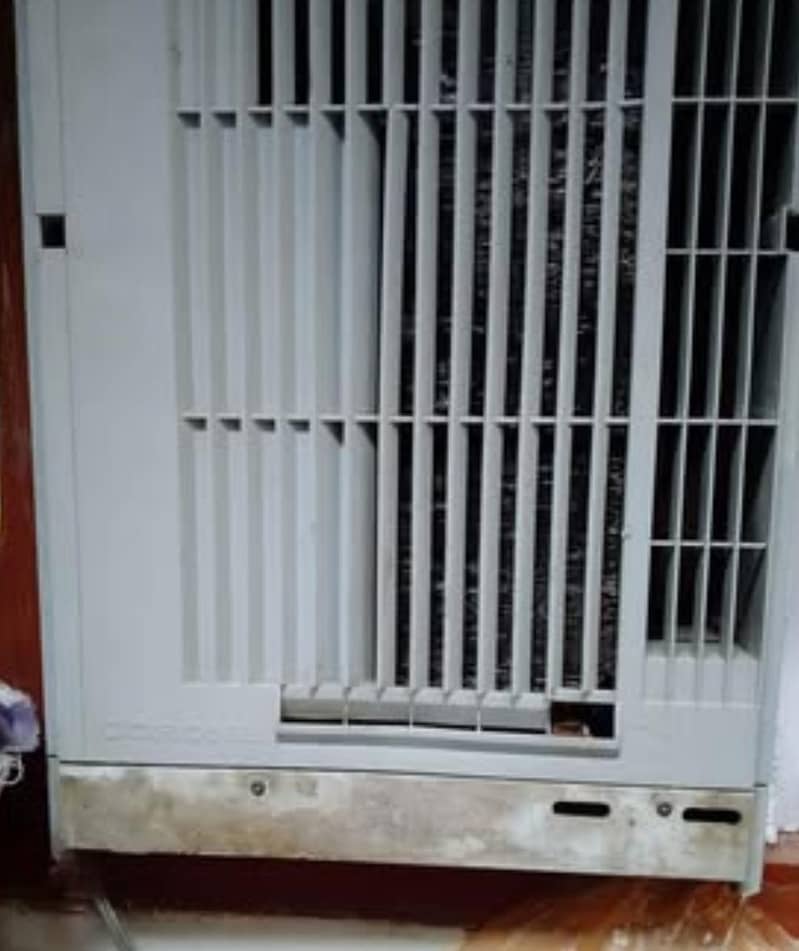 window AC 4