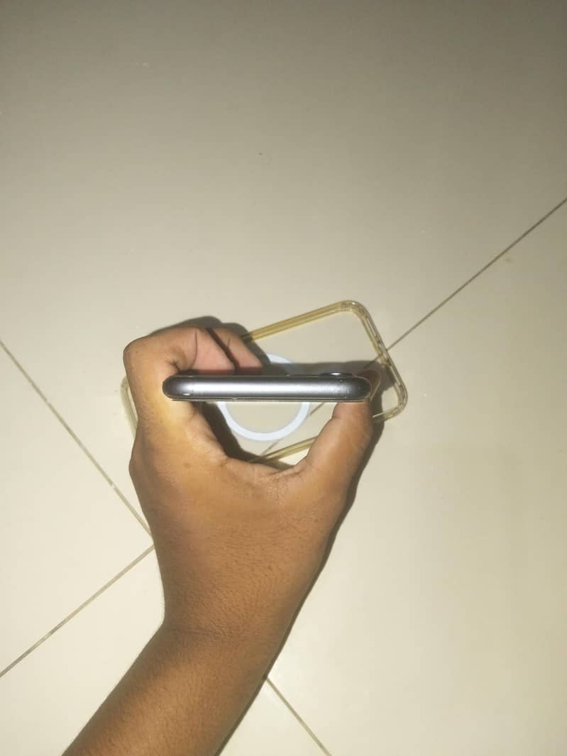 iPhone 11 4