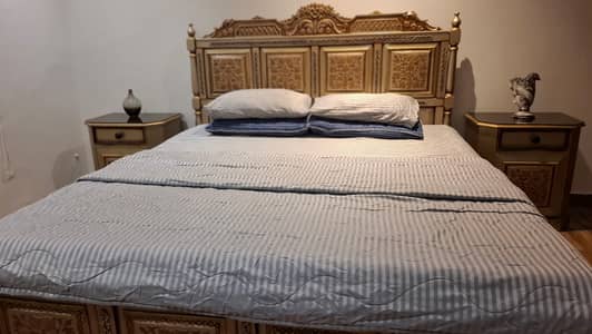 King Size bed/2Single bed/Queen Size bed/Dressing/wallmirror/Side tab