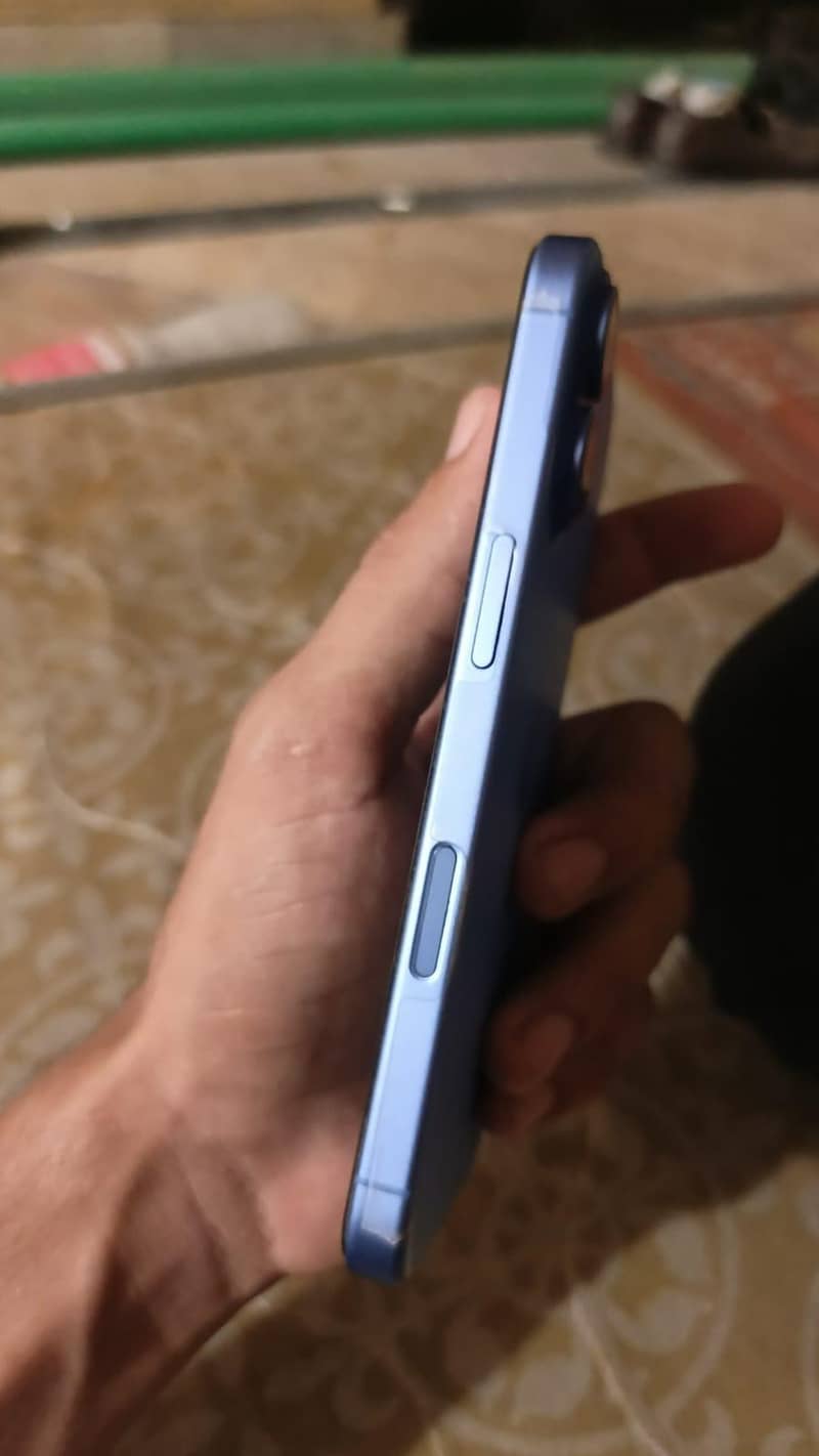 Apple iPhone 16 3
