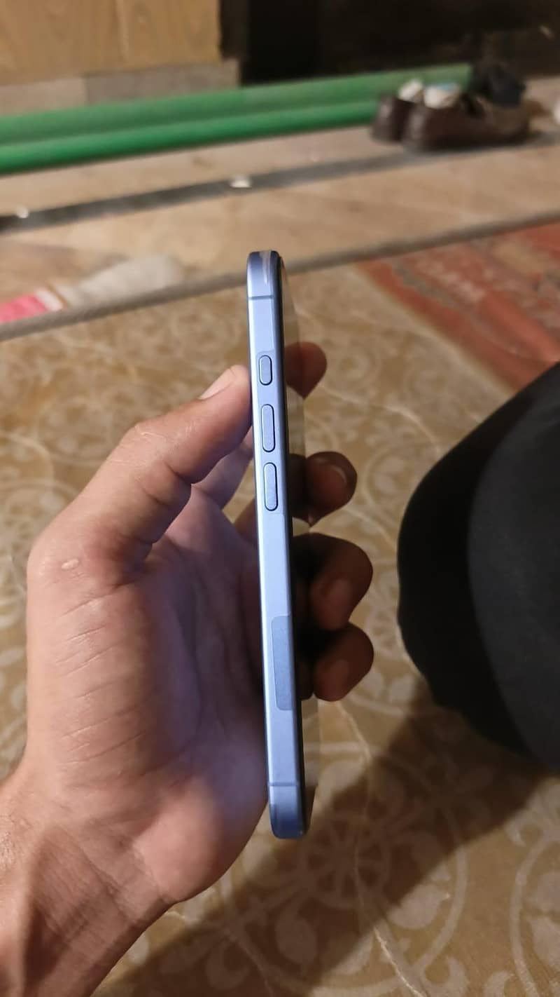 Apple iPhone 16 4