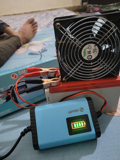 Rechargable fan with lethium Dry12 volt battery and Smart ST-5 Charger