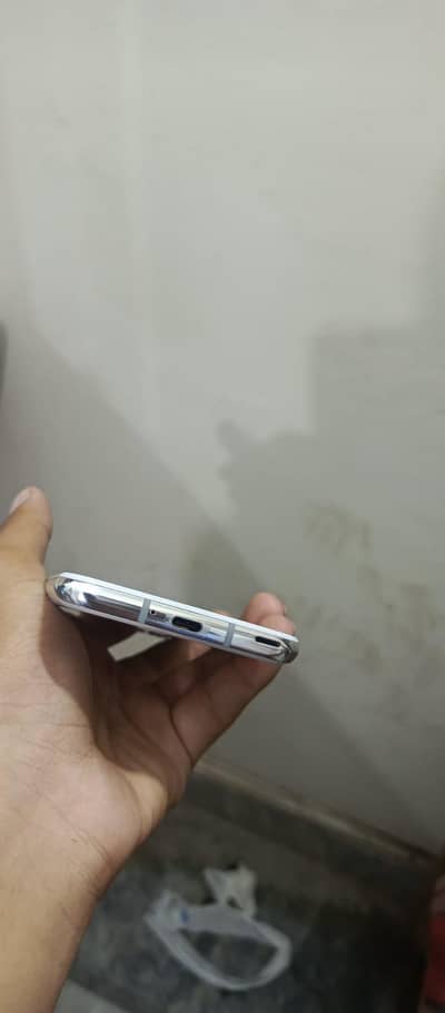 Sharp Aquos R2