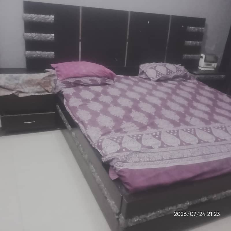 well maintained double bed with dressing 0