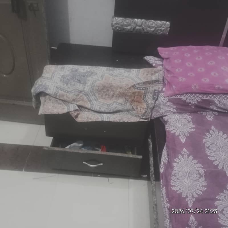 well maintained double bed with dressing 1