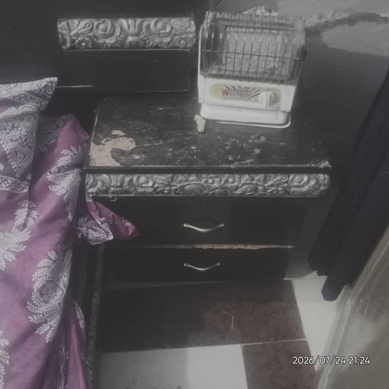 well maintained double bed with dressing 2