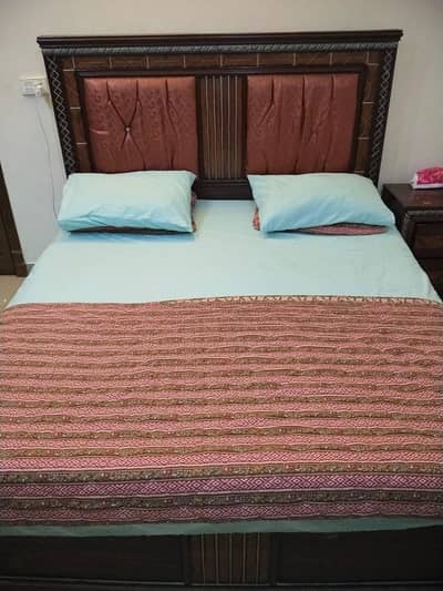 bed with dressing anf centre tables