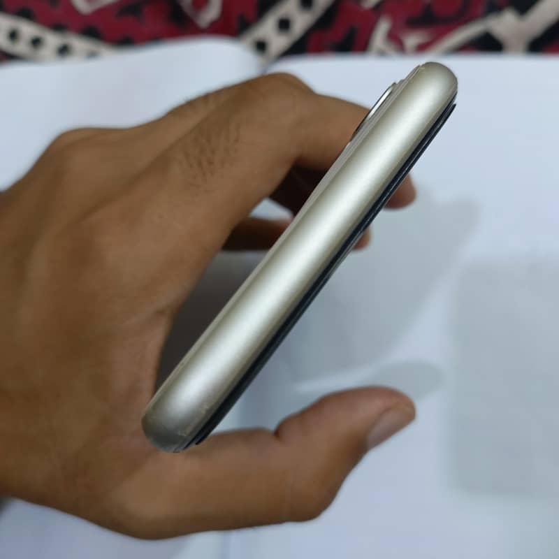 Apple iPhone 11 4
