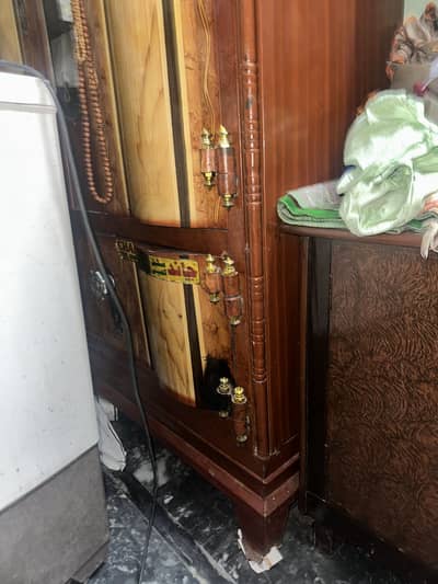 Showcase. Safe almari. and dresing. 3 year use new