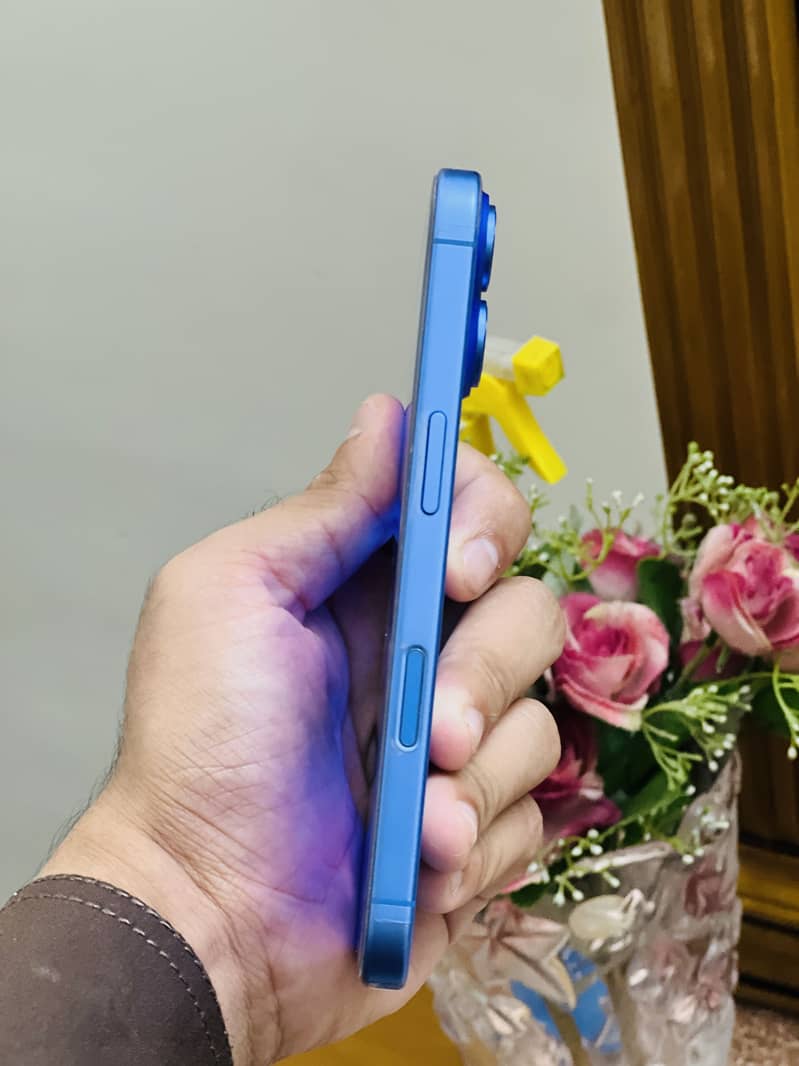 Apple iPhone 16 4
