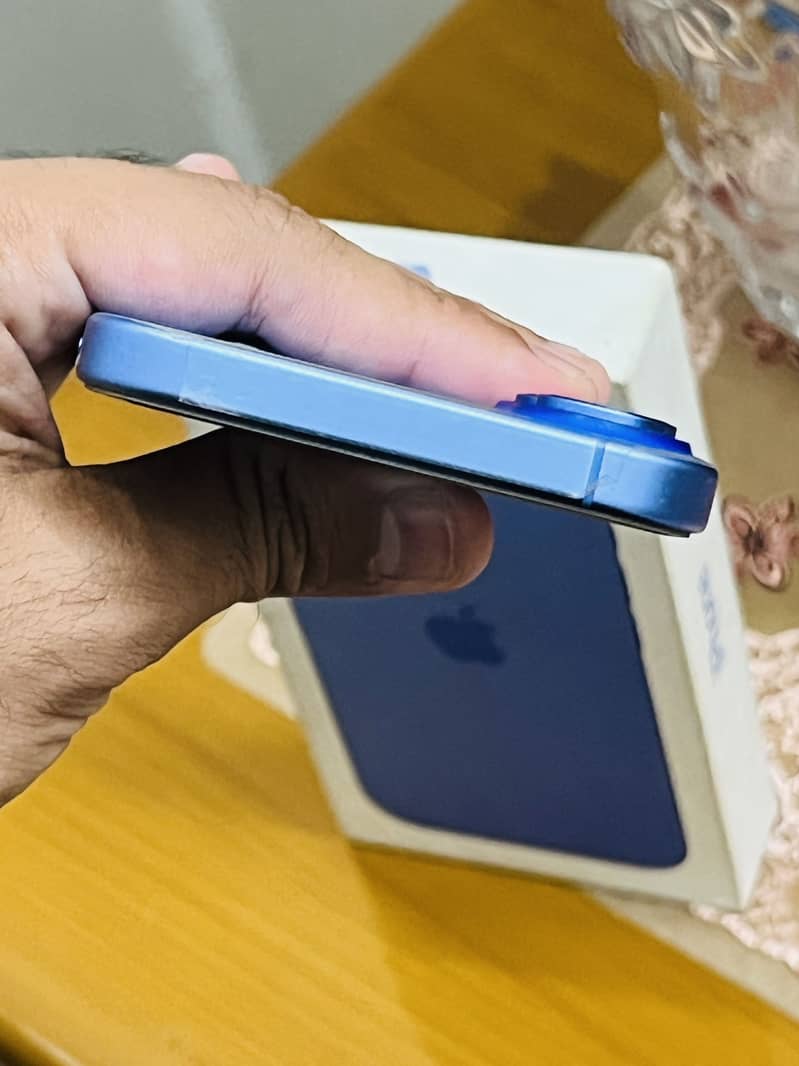 Apple iPhone 16 6