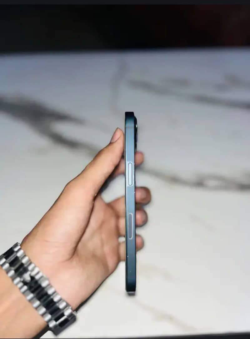 iPhone 13 4