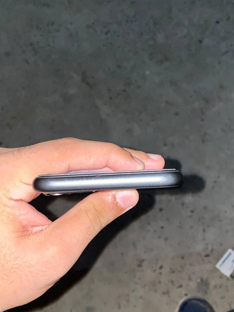 iPhone 11 3