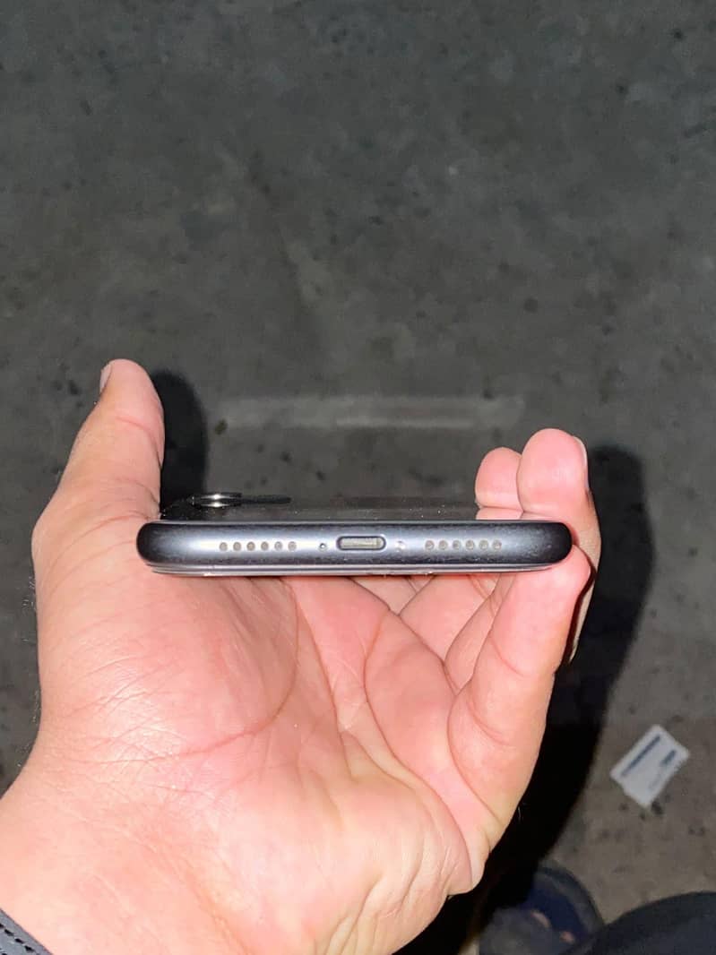 iPhone 11 4