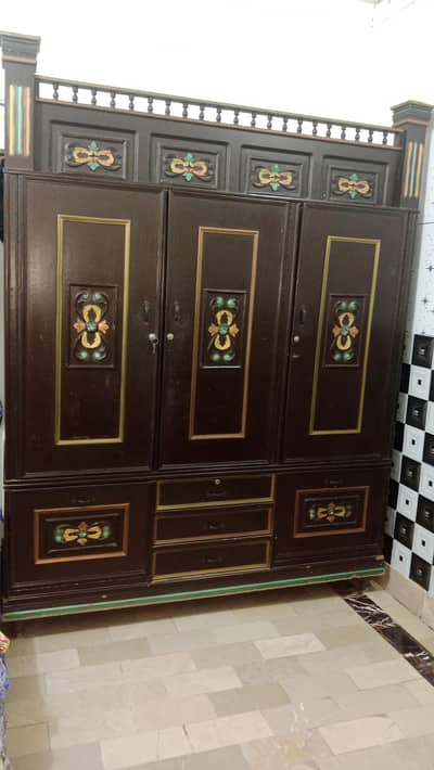 Good quality wooden and neat codition wardrob