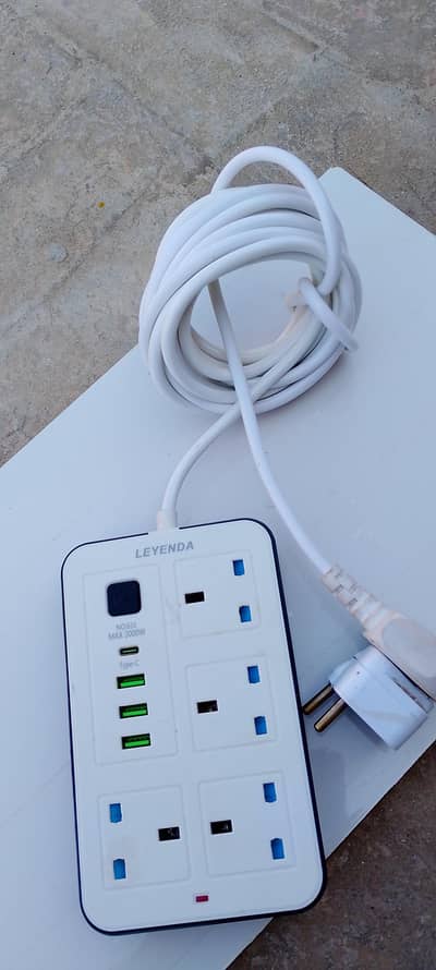 4 sockets+3 USB+1 c type. 5 meter cable