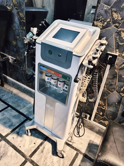 Hydra Facial machine
