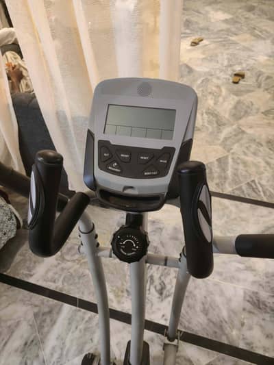 Almost new and in very good condition home fitness elliptical machine.