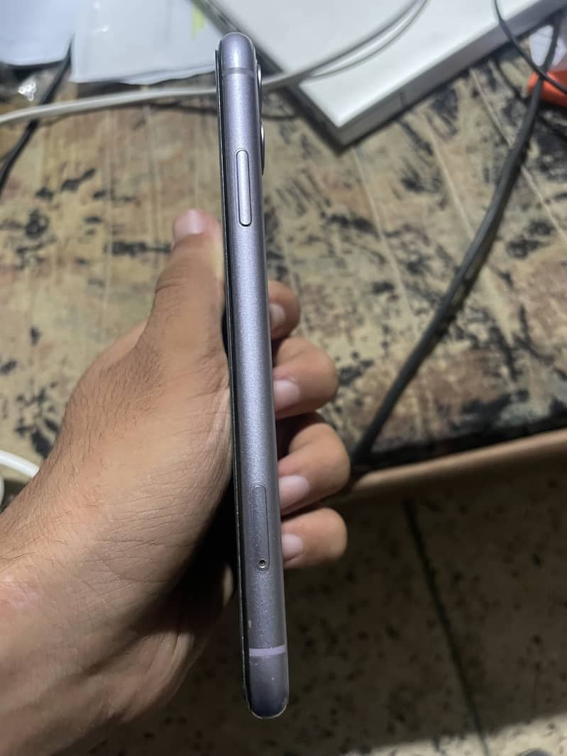 iPhone 11 4