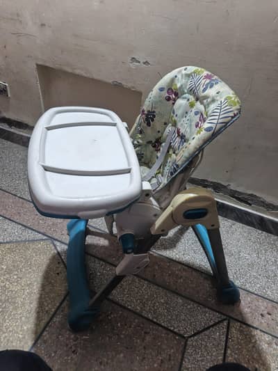 feeding chair 10/9 condition urgent for sale