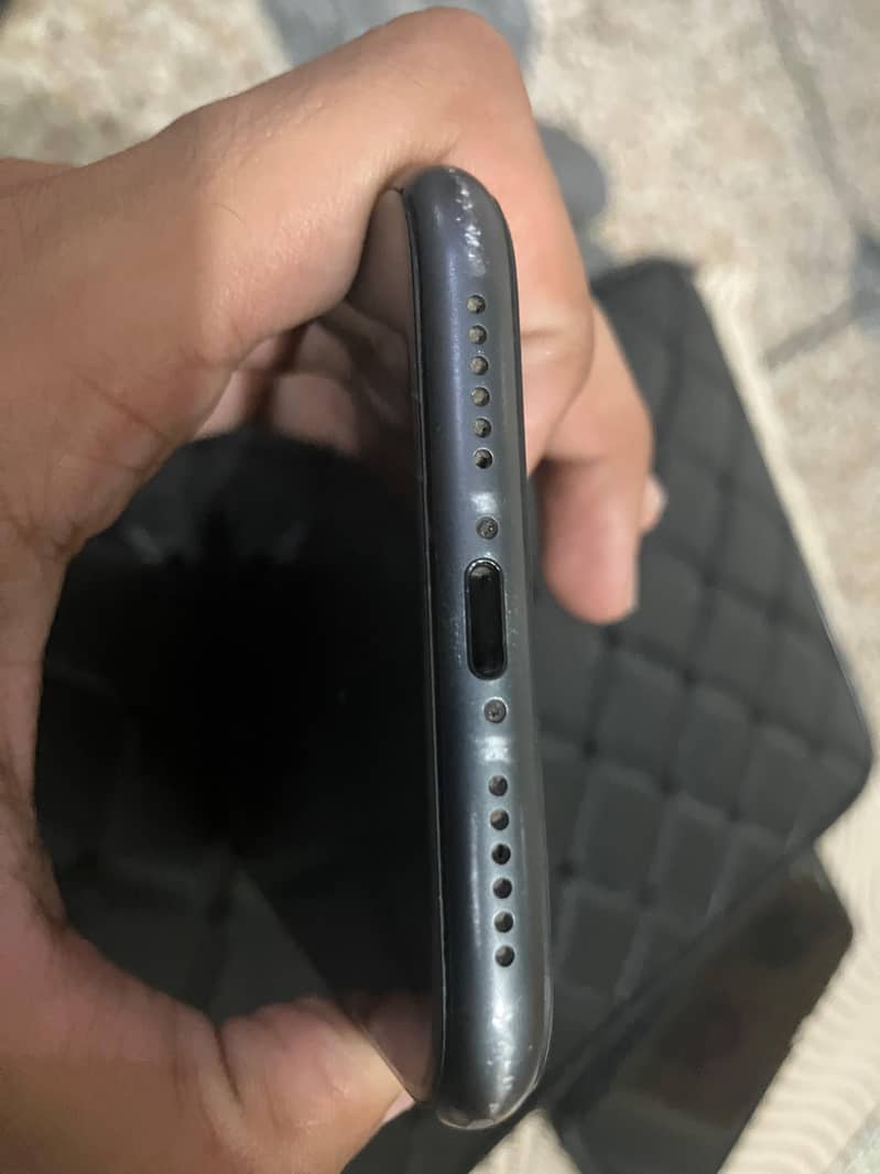 iPhone 11 3
