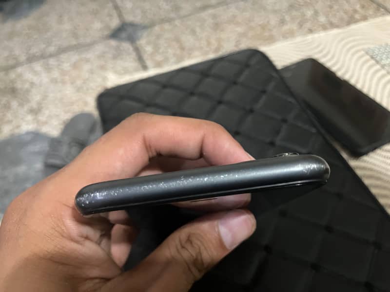 iPhone 11 4