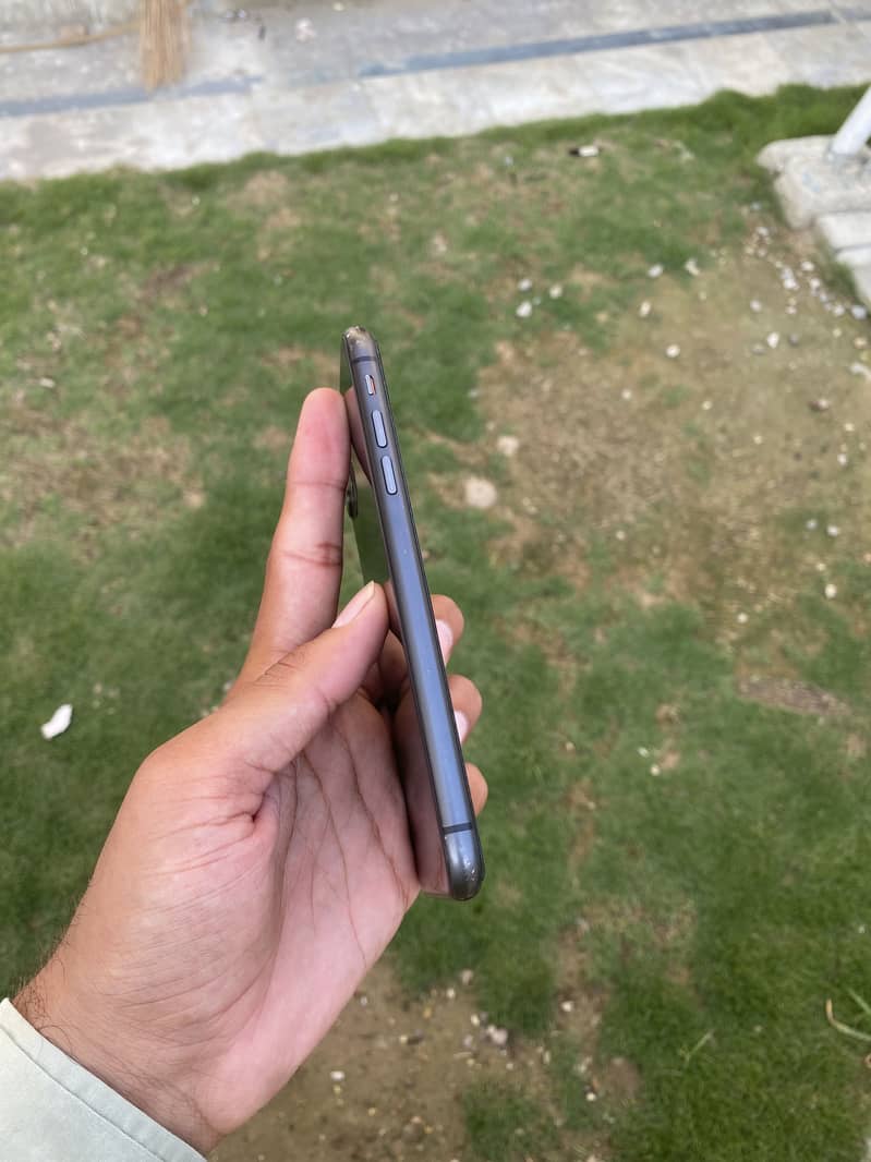 Apple iPhone 11 3