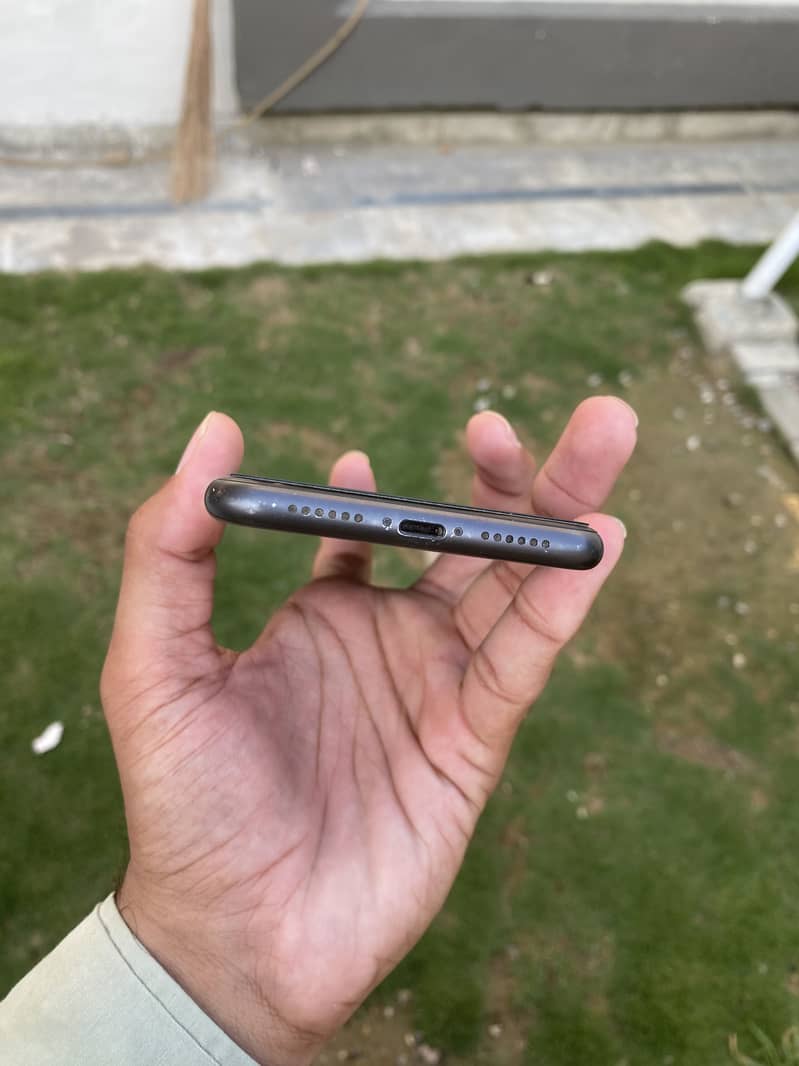 Apple iPhone 11 4