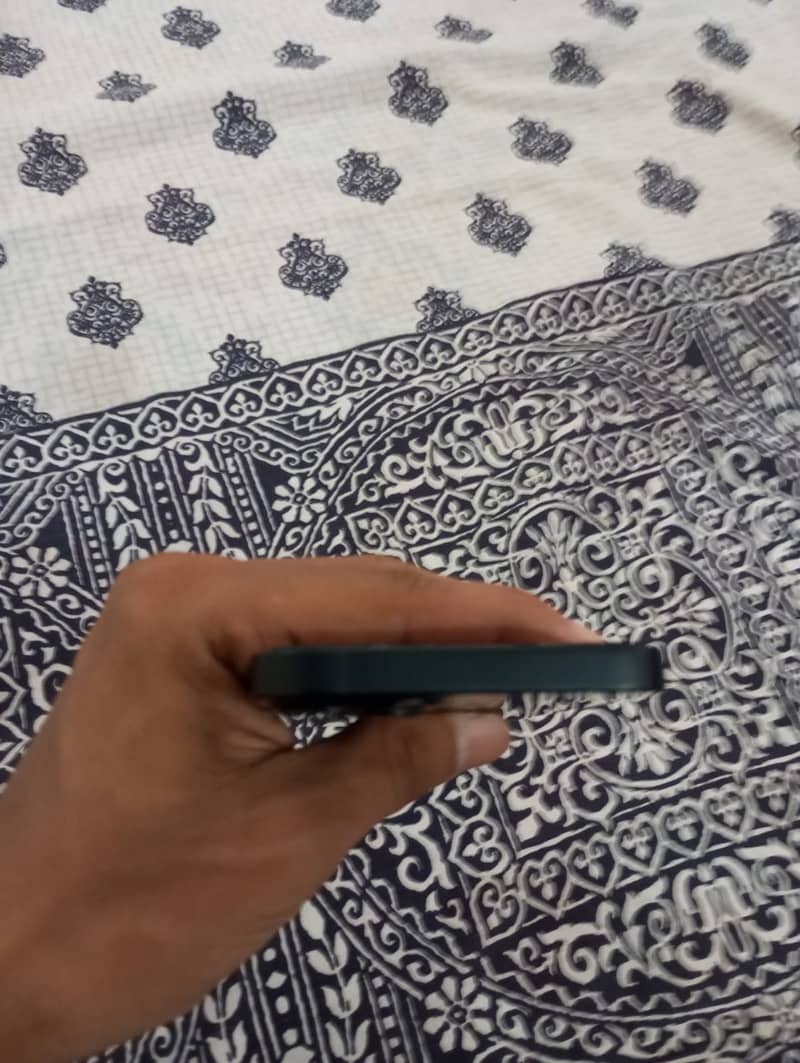 Apple iPhone 13 0
