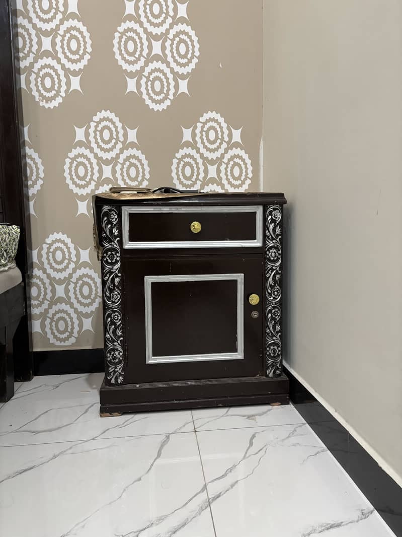 Bed with side tables 0
