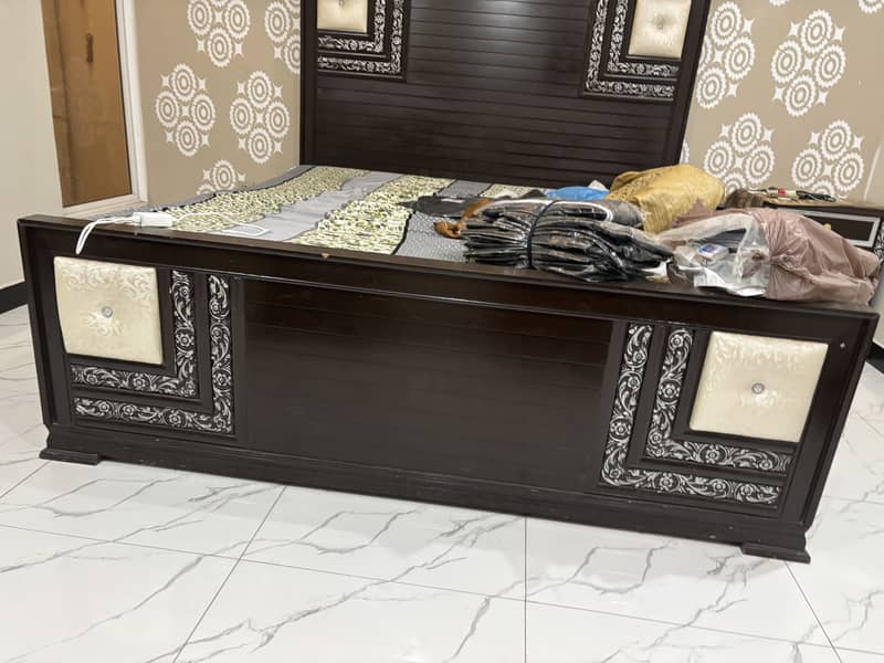 Bed with side tables 3