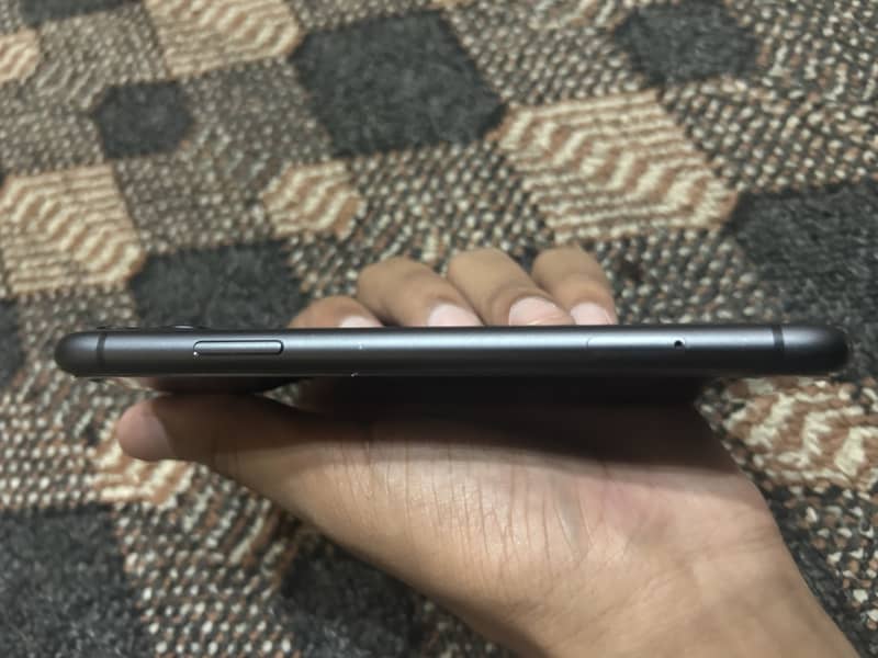 Apple iPhone 11 4