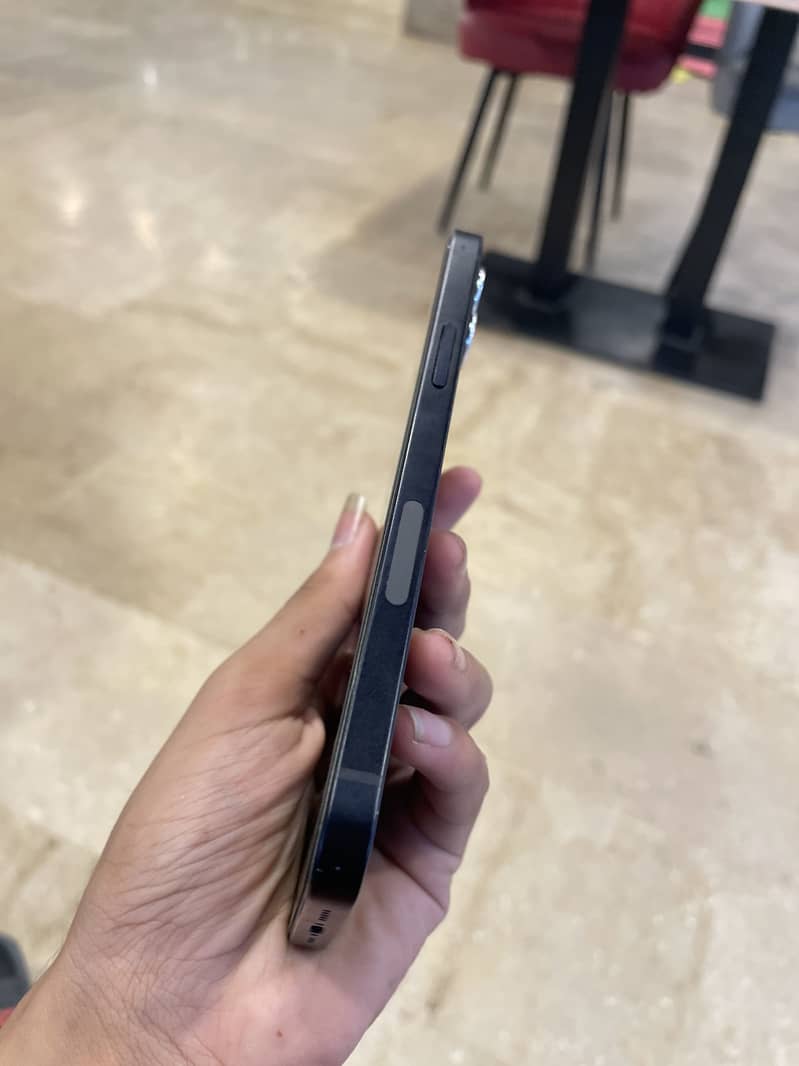 Apple iPhone 12 4