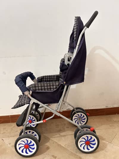 Foldable baby stroller