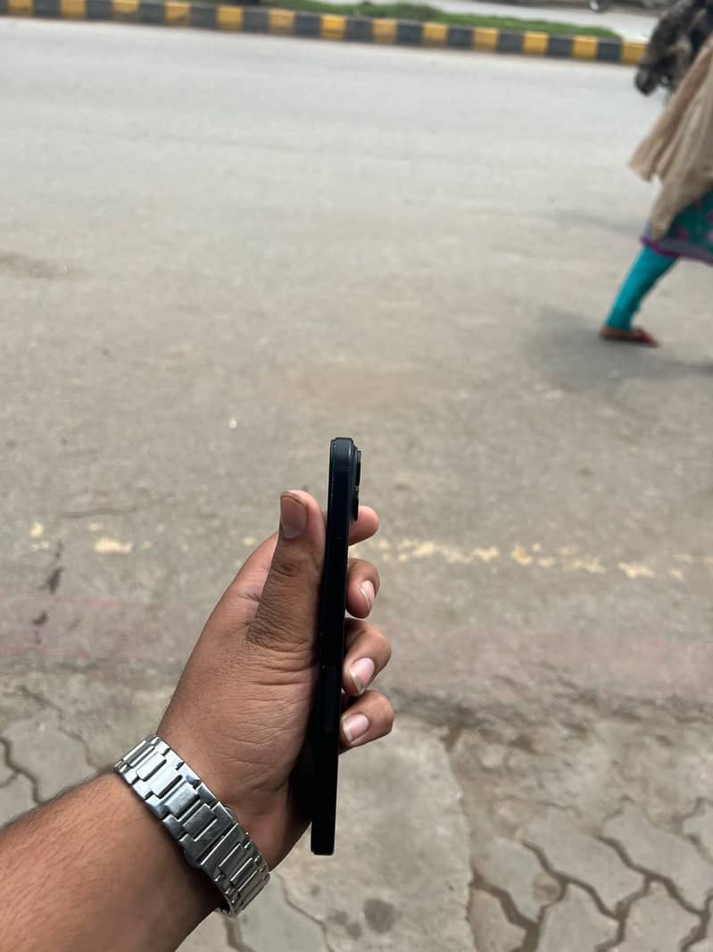 iPhone 15 plus 4