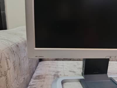 Seeling my HP L2045w monitor in mint condition cmp original stand