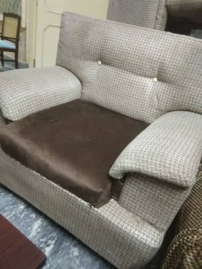 sofa set 6vseater heavy very good condition and rate