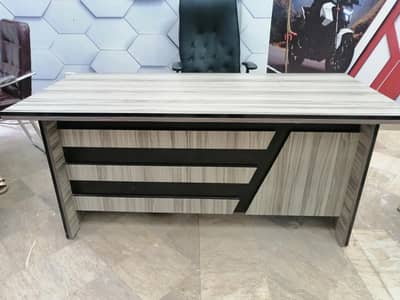 Stylish ffice table in very fresh condition, urgent Sale