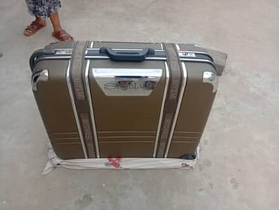 sky club suit case