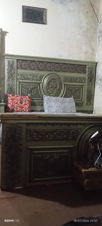 Double bed Deco paint