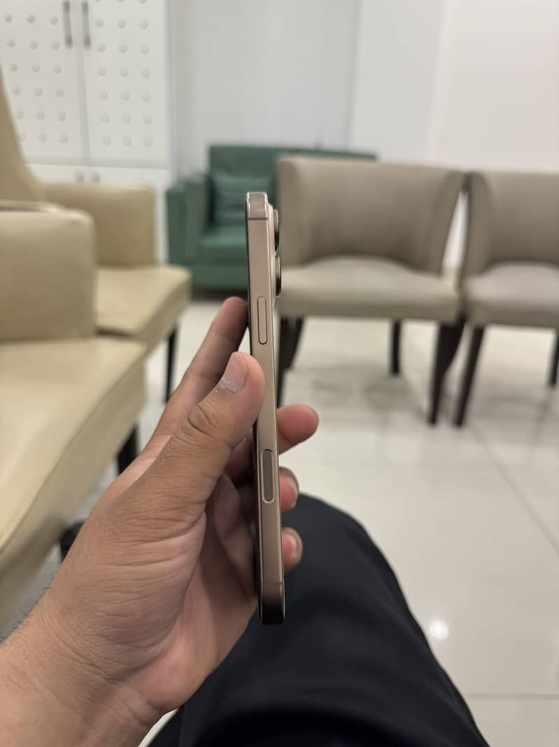 iPhone 16 Pro Max 4