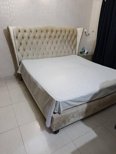 king size master bed with 2 side tables and dressing table