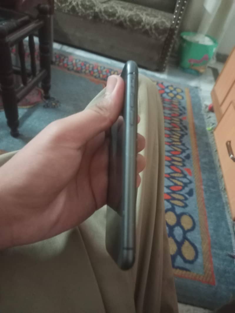 Apple iPhone 11 4