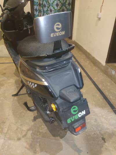 eveon AE4 pro he abhi 3 month use hoi he sab papers clear he