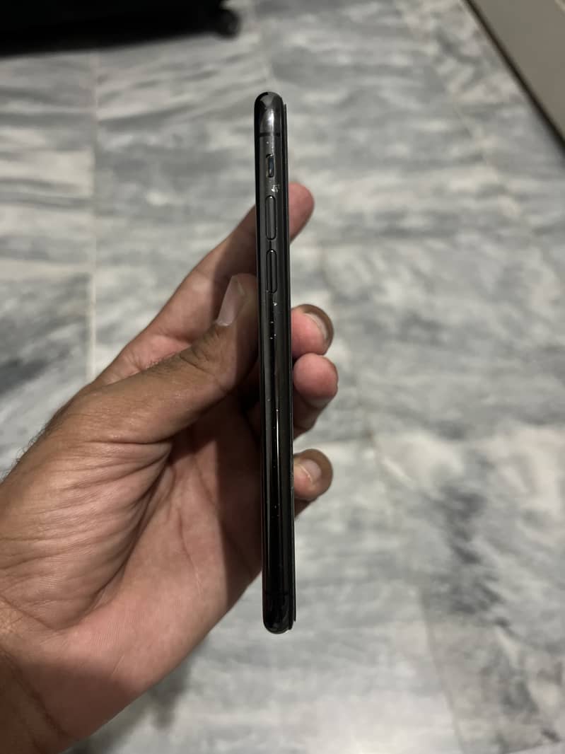 Apple iPhone X 4